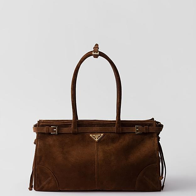 Bolso de viaje marrón de Prada.