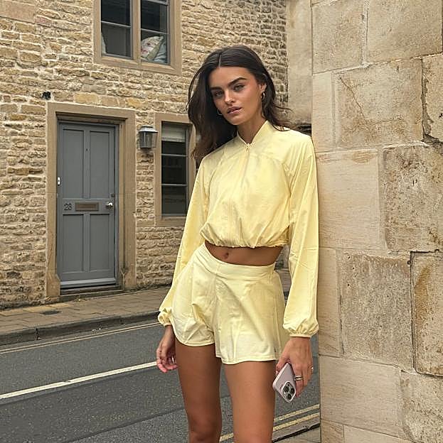 Mujer con un look sport en la calle. 