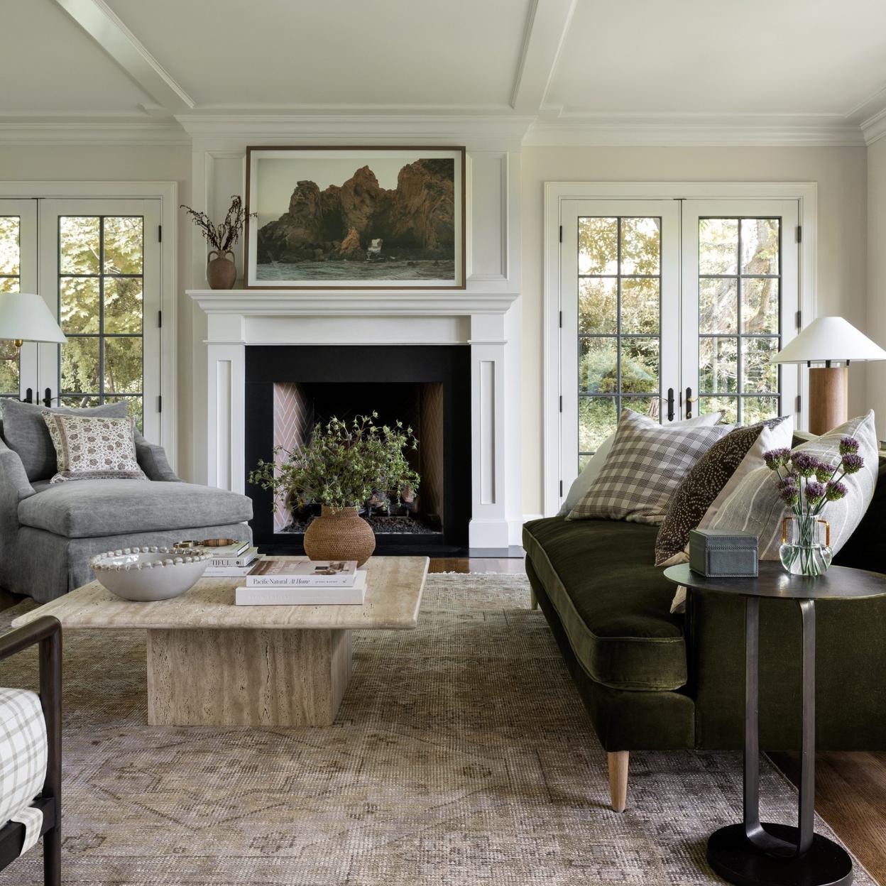 Salón de estilo demure.