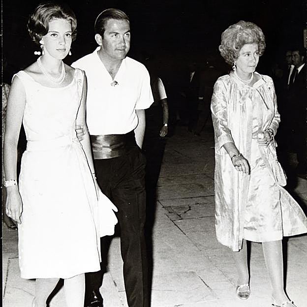 Federica de Grecia junto a su hijo Constantino y Ana María. 