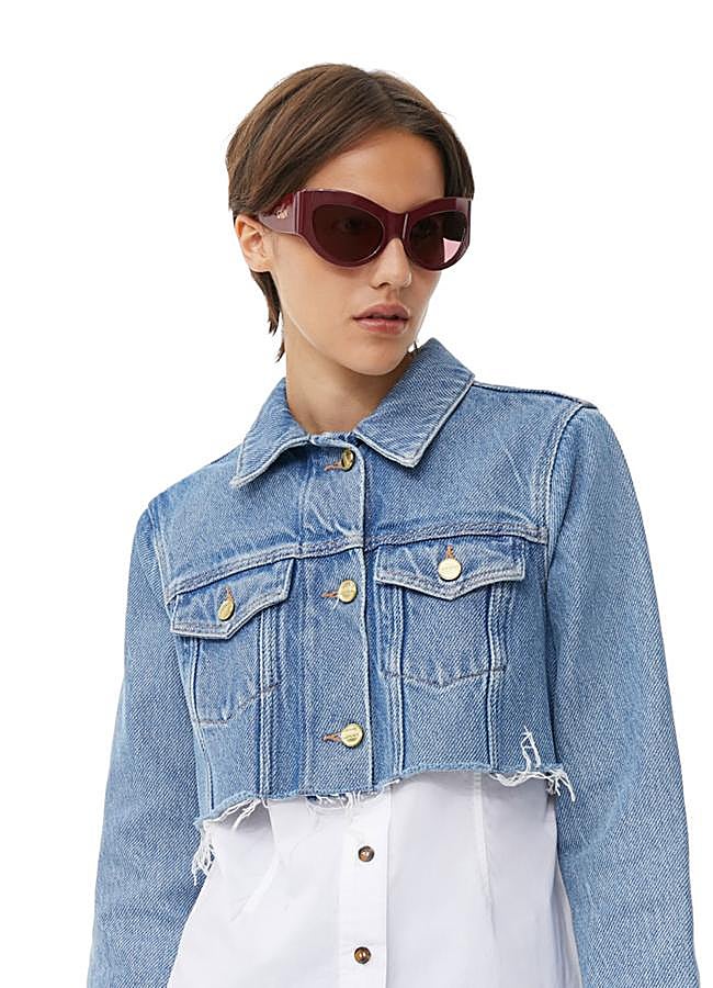 Imagen - Gafas de sol en color burdeos de Ganni.