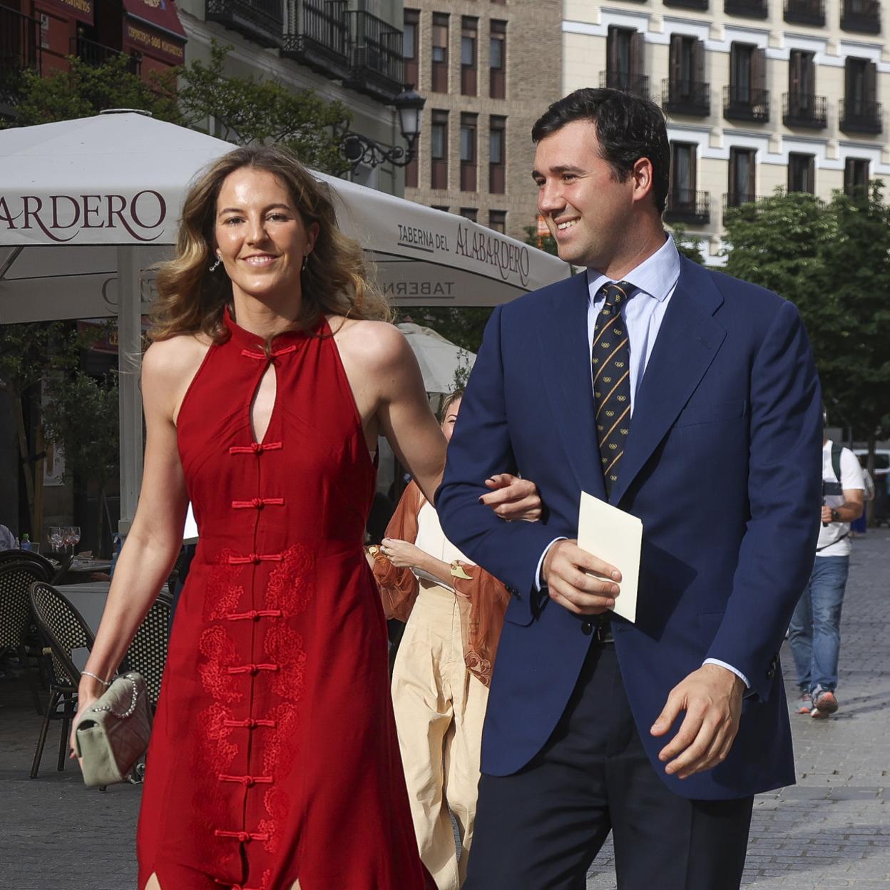 Victoria López-Quesada, junto a su prometido Enrique Moreno de la Cova , con look de invitada con lacitos y bolso en color neutro. 