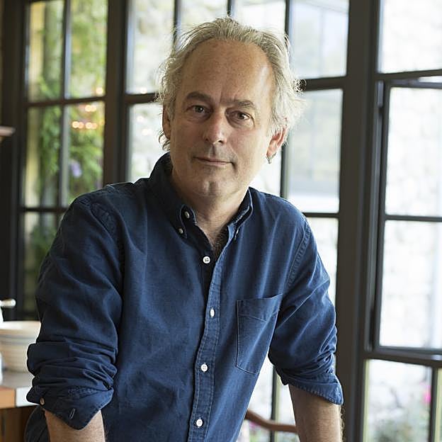 Amor Towles, autor de Un caballero en Moscú, amante del género de los espías y seguidor de Slow Horses en su versión audiovisual y escrita.