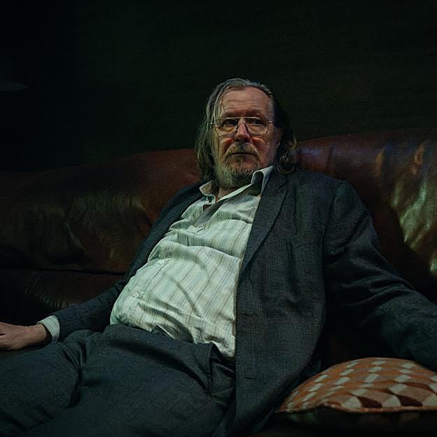 Gary Oldman como Jackson Lamb, el peculiar hombre al frente de los espías descartados del servicio de inteligencia británico poco dado a la higiene y la buena educación. 