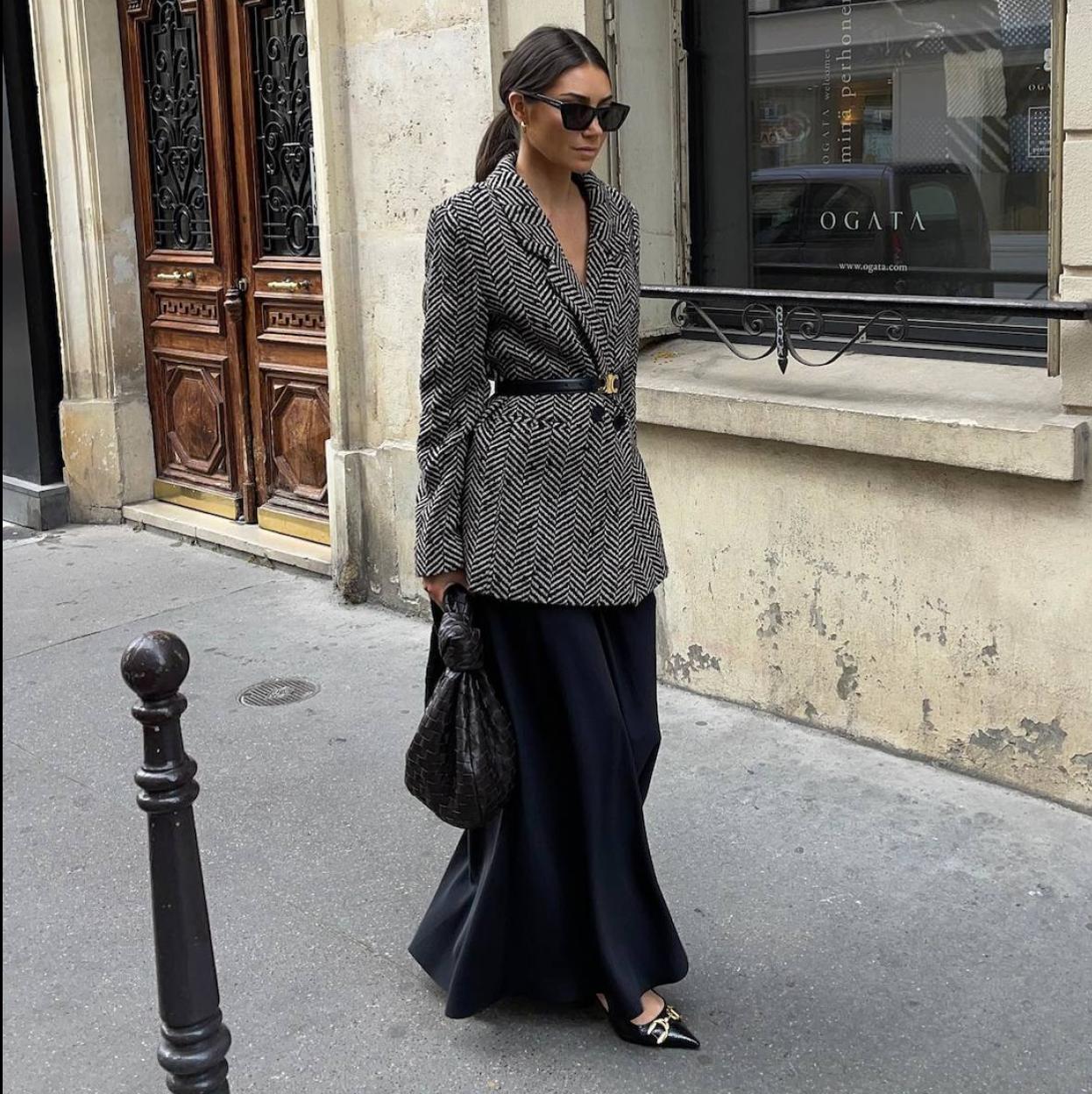 Influencer con blazer de pata de gallo