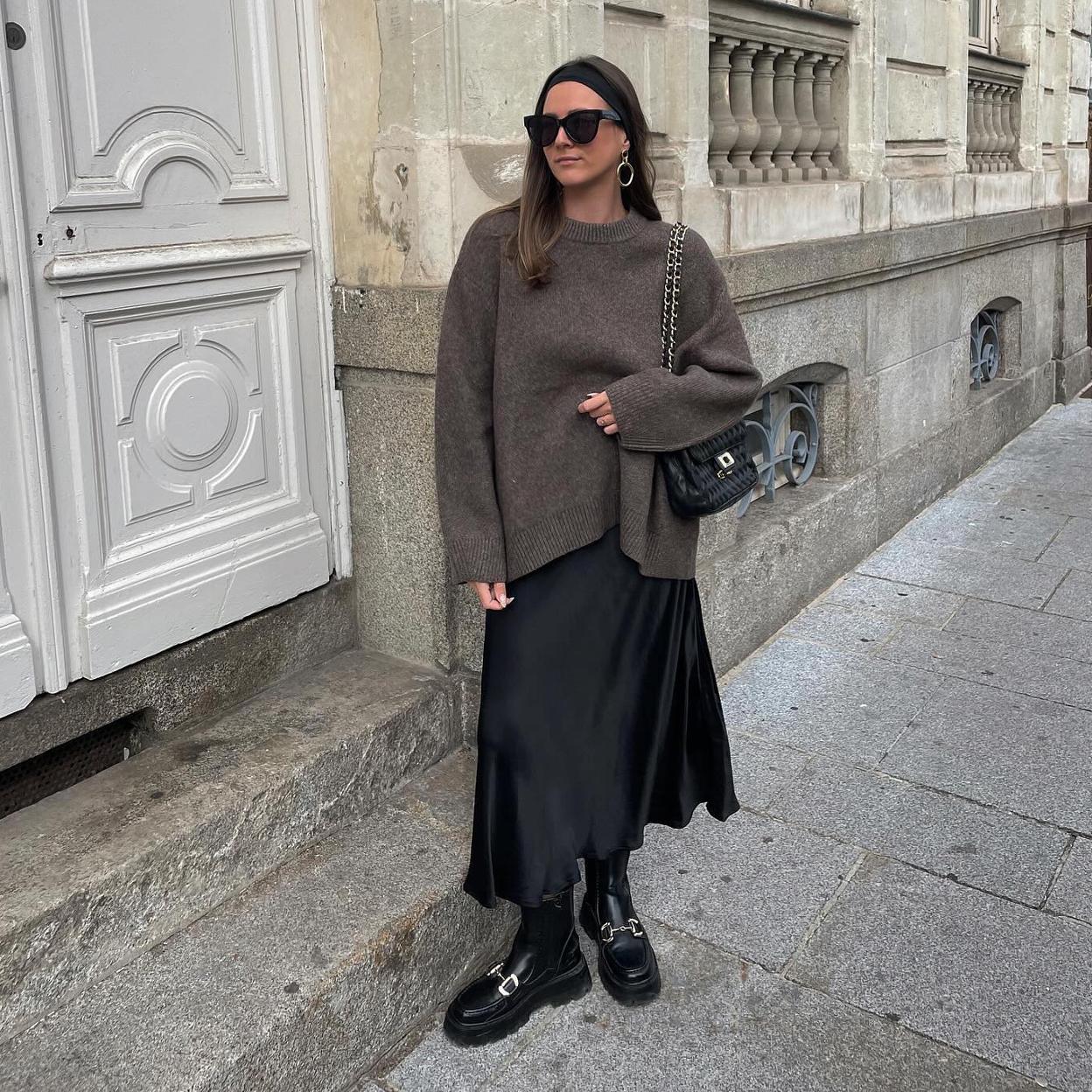 Influencer con falda negra