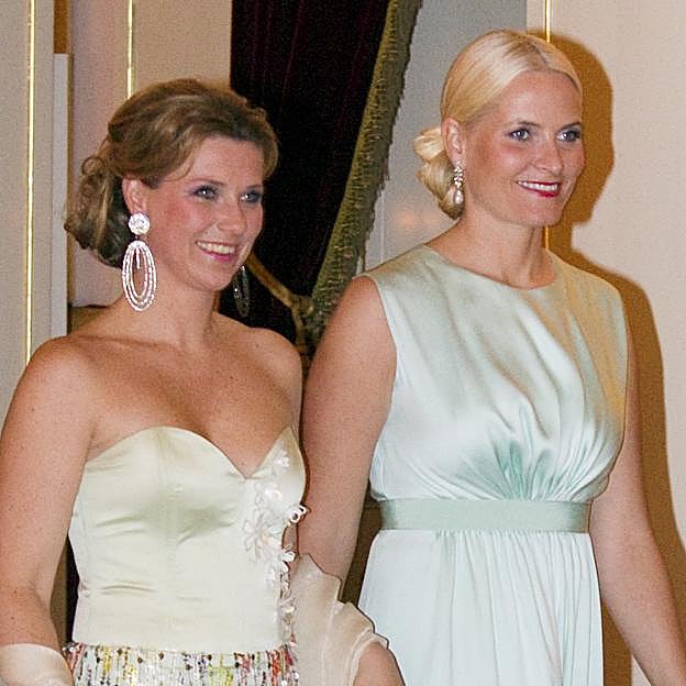 Por qué los noruegos no quieren que Mette-Marit vaya a la polémica boda de su cuñada Marta Luisa: «Debería quedarse en casa»