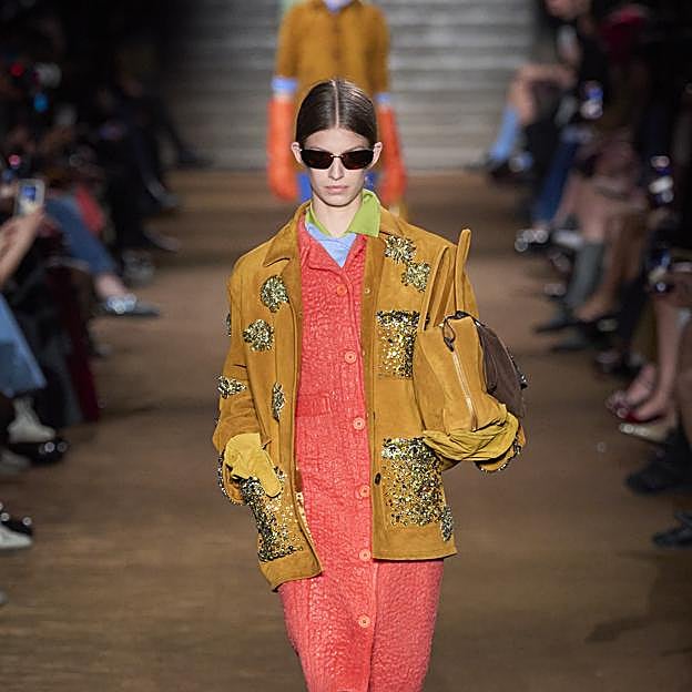 Imagen principal - Looks de MIu Miu, con cazadora de ante con pedrería. El segundo, con Ángela Molina.