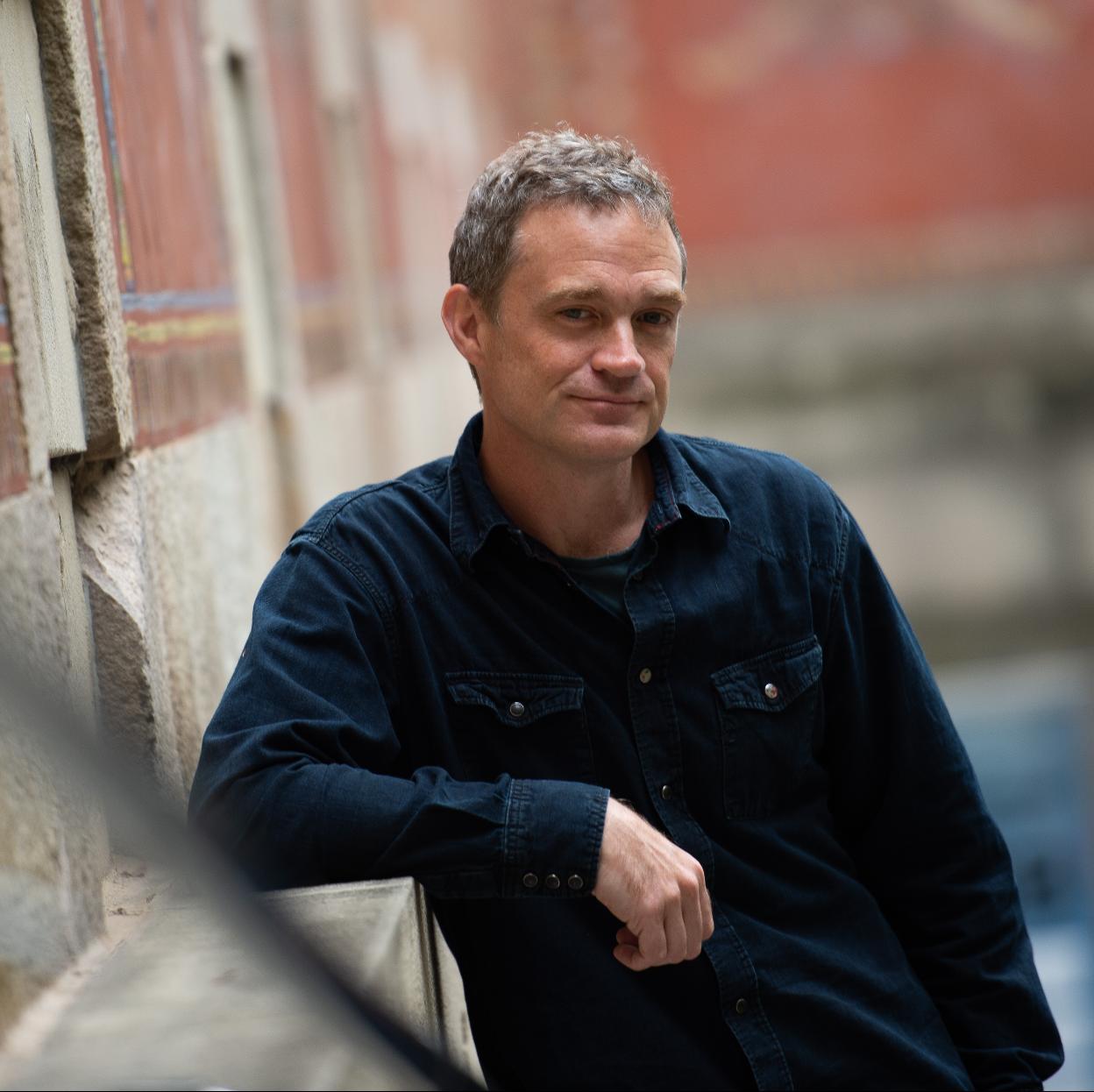 Patrick Radden Keefe, autor de No digas nada y EL imperio del dolor, en una imagen tomada en una de sus visitas a España.