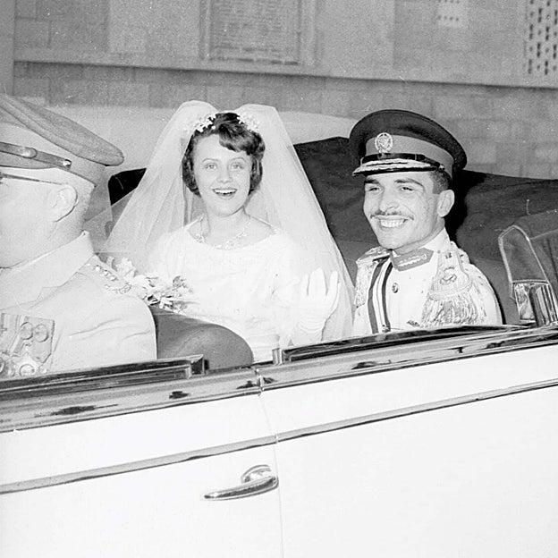 Hussein de Jordania y la Princesa Muna el día de su boda. 