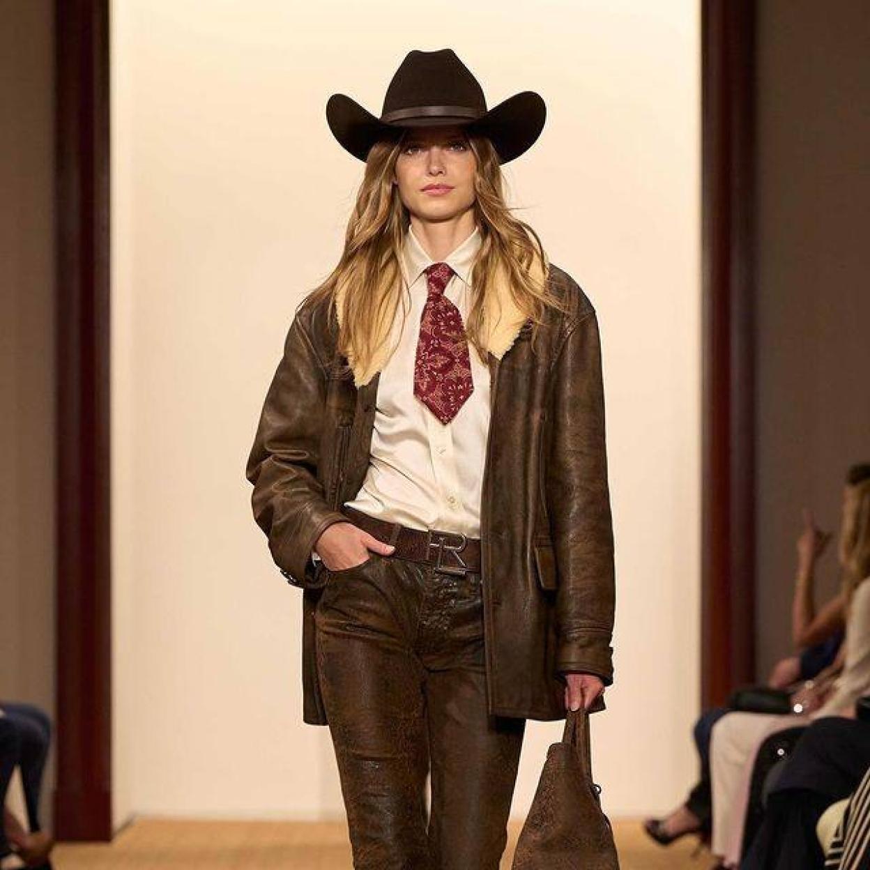 Modelo con look western estilo cowgirl