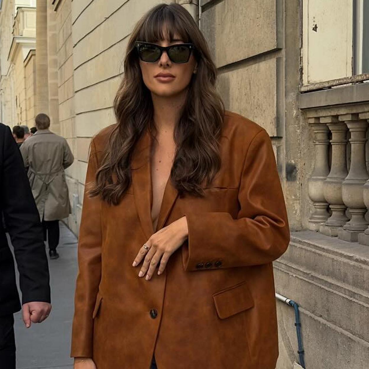 La prescriptora de estilo Julie Sergent con blazer de ante.