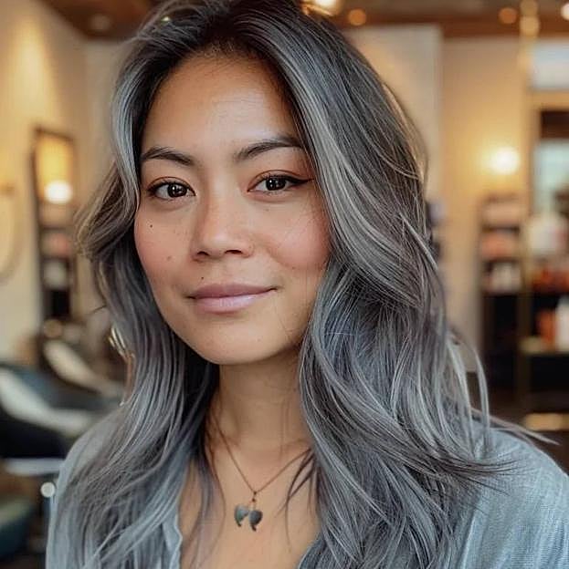 Tendencia smokey hair con mechas balayage grises