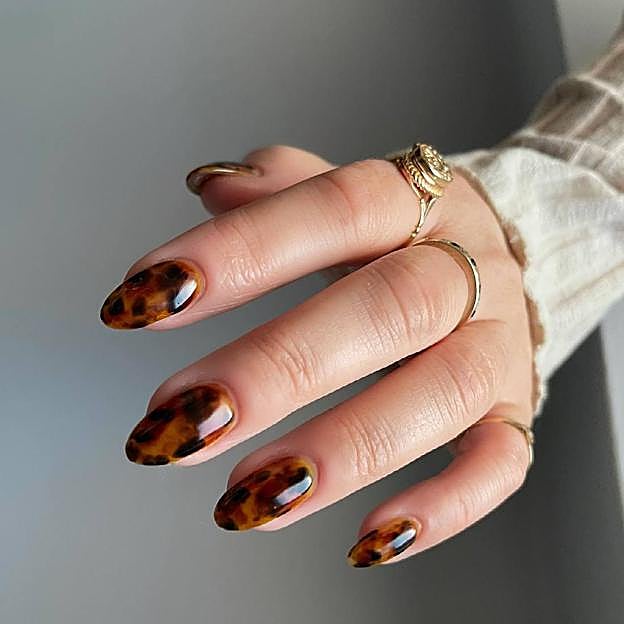 Uñas con dibujo animal print en tonos marrones