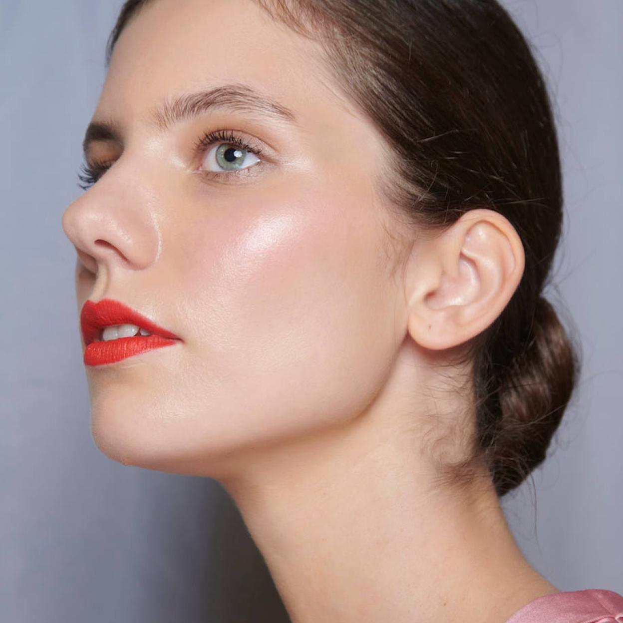 Modelo con colorete tendencia cloud blush