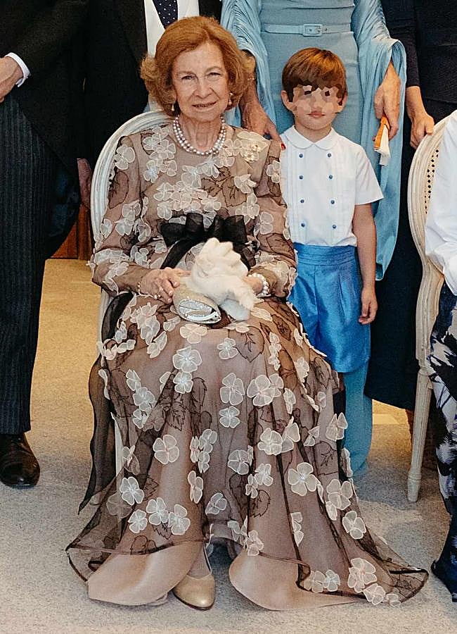 Imagen - La reina Sofía con un vestido de gasa y flores en la boda de Victoria-López Quesada. FOTO: Limited Pictures.