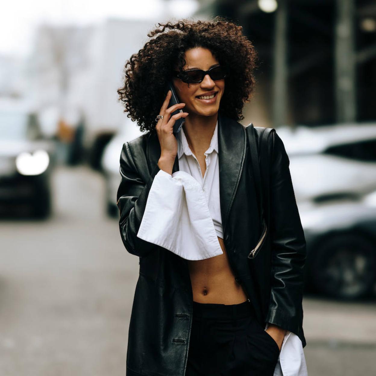 Influencer con corte soft halo para pelo rizado