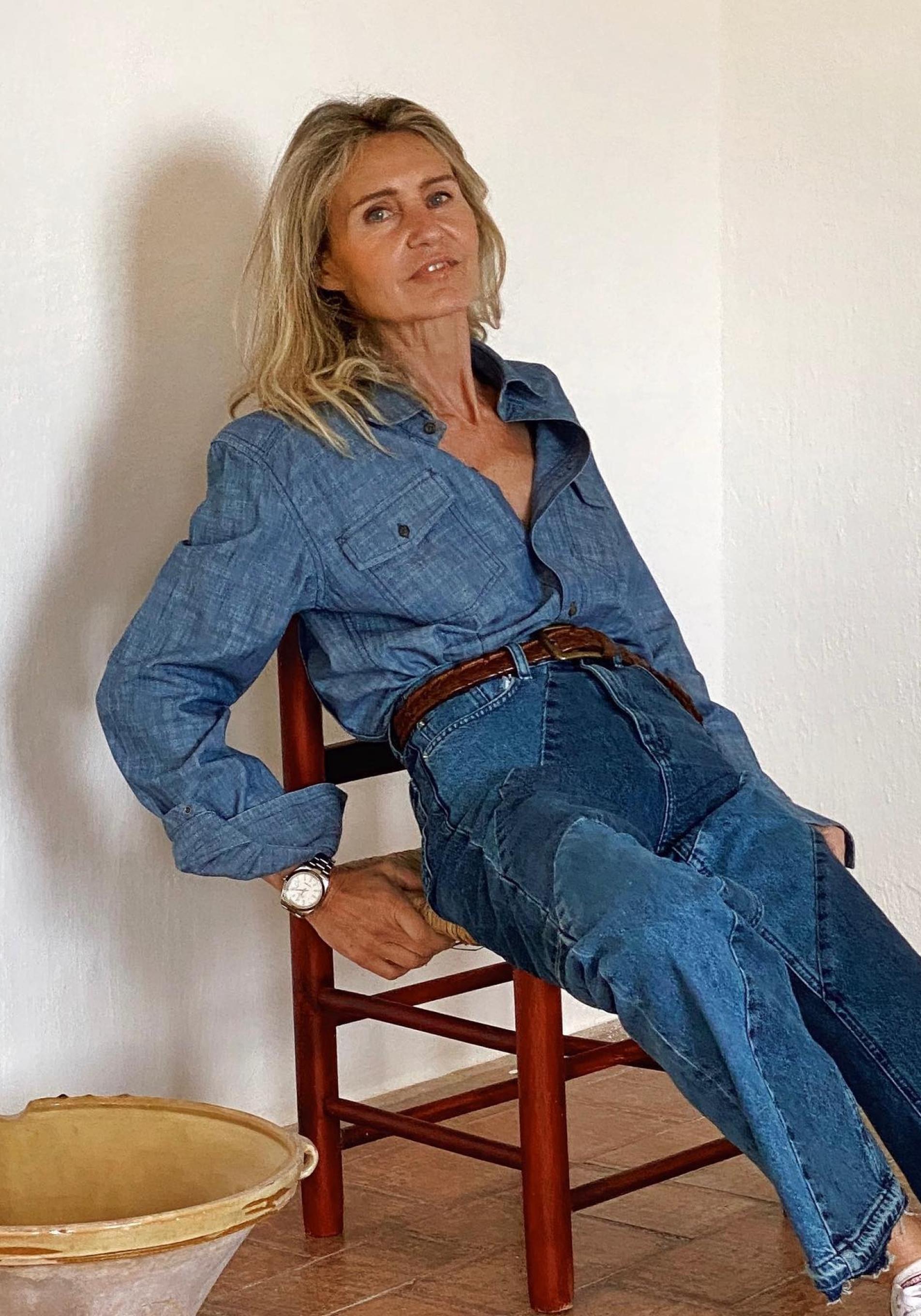 Influencer con look de camisa y vaqueras