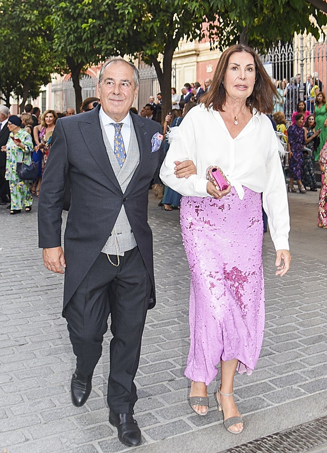 Imagen - La exduquesa de Franco, con look de invitada formado por blusa blanca y falda de lentejuelas. GTRES.