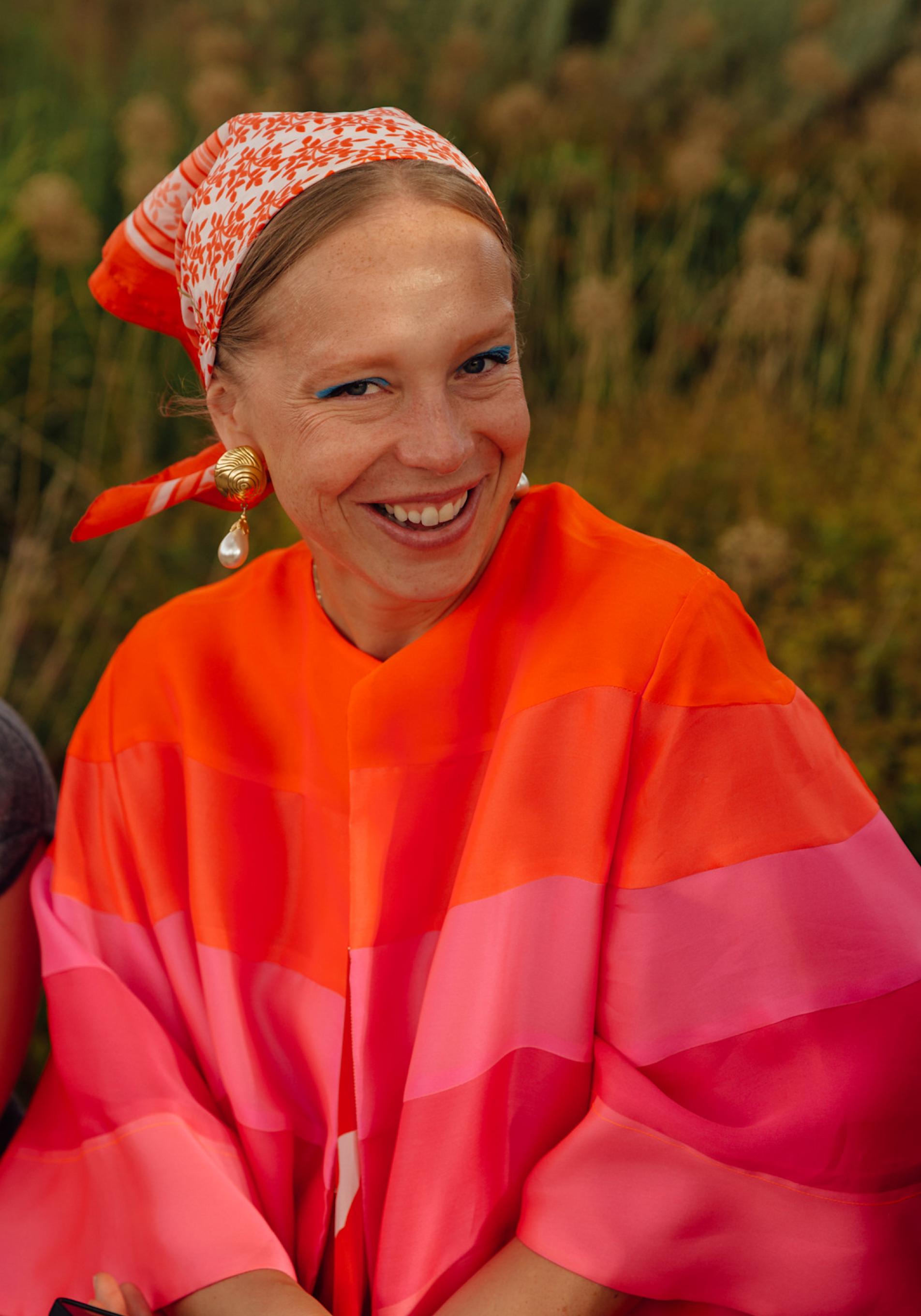 Mujer con pañuelo en la cabeza