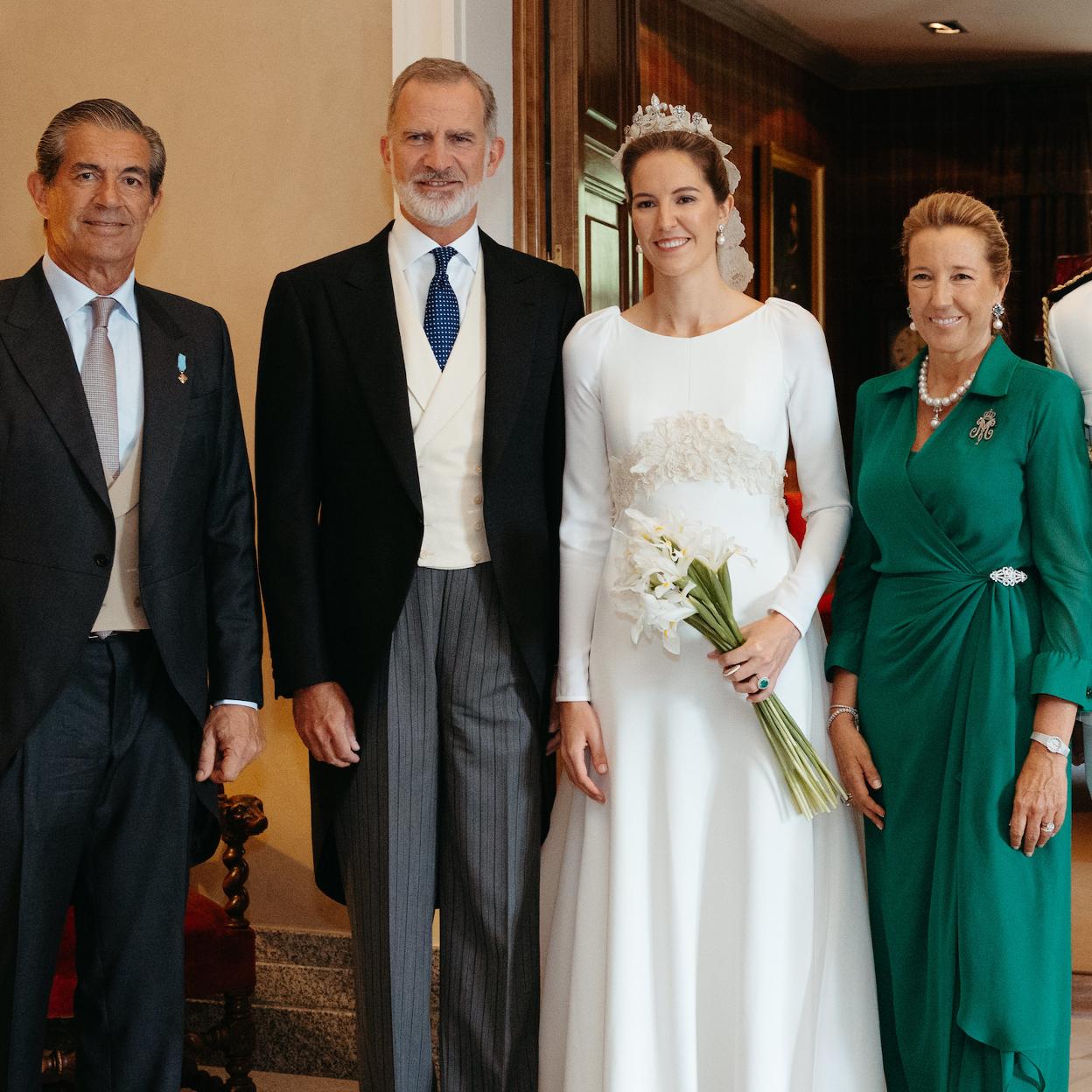 Victoria López-Quesada en su boda junto a sus padres, su hermano y Felipe VI. 