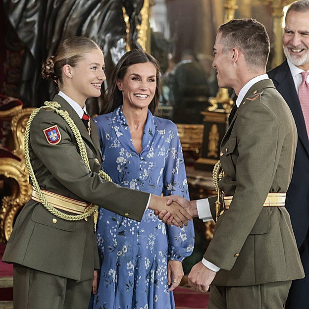 Leonor saluda a Miguel Reinoso, el compañero de la escuela Militar General de Zaragoza con el que se la relacionó sentimentalmente. 