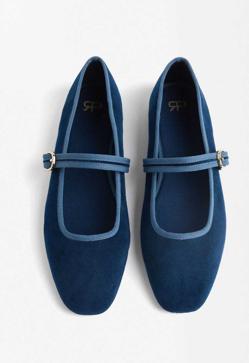 Imagen secundaria 2 - Jeans Z1975 rectos tiro alto de Zara (25,95€)/ Camisa popelín banda lateral de Zara (25,95€)/ Bailarinas de terciopelo de Parfois (29,95€)