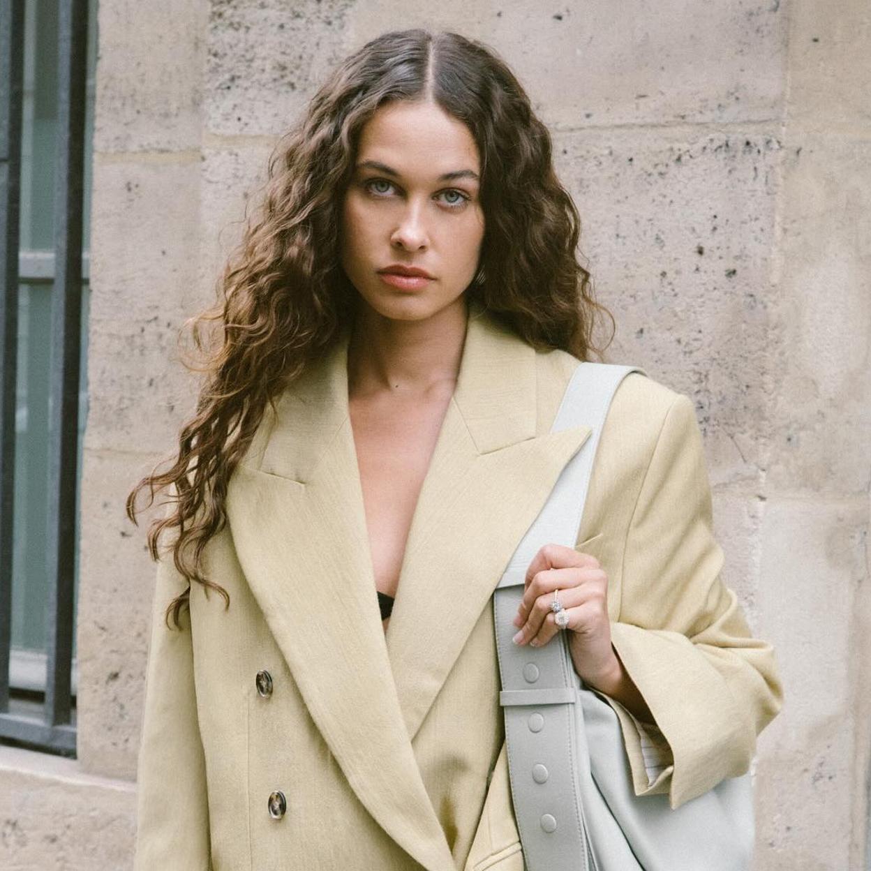 Definir los rizos es el paso final más importante para eliminar el encrespamiento.