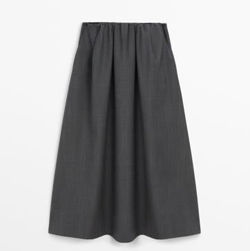 Imagen secundaria 1 - Jersey punto lana canalé de Massimo Dutti (49,95€)/ Falda midi fluida detalles frunce de Massimo Dutti (79,95€)/ Bailarinas de mujer de piel con fina correa y hebilla de Alohas (150 € en El Corte Inglés)