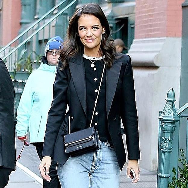 Imagen principal - Katie Holmes, Meghan Markle y Zara Tindall con bolsos de Strahberry.