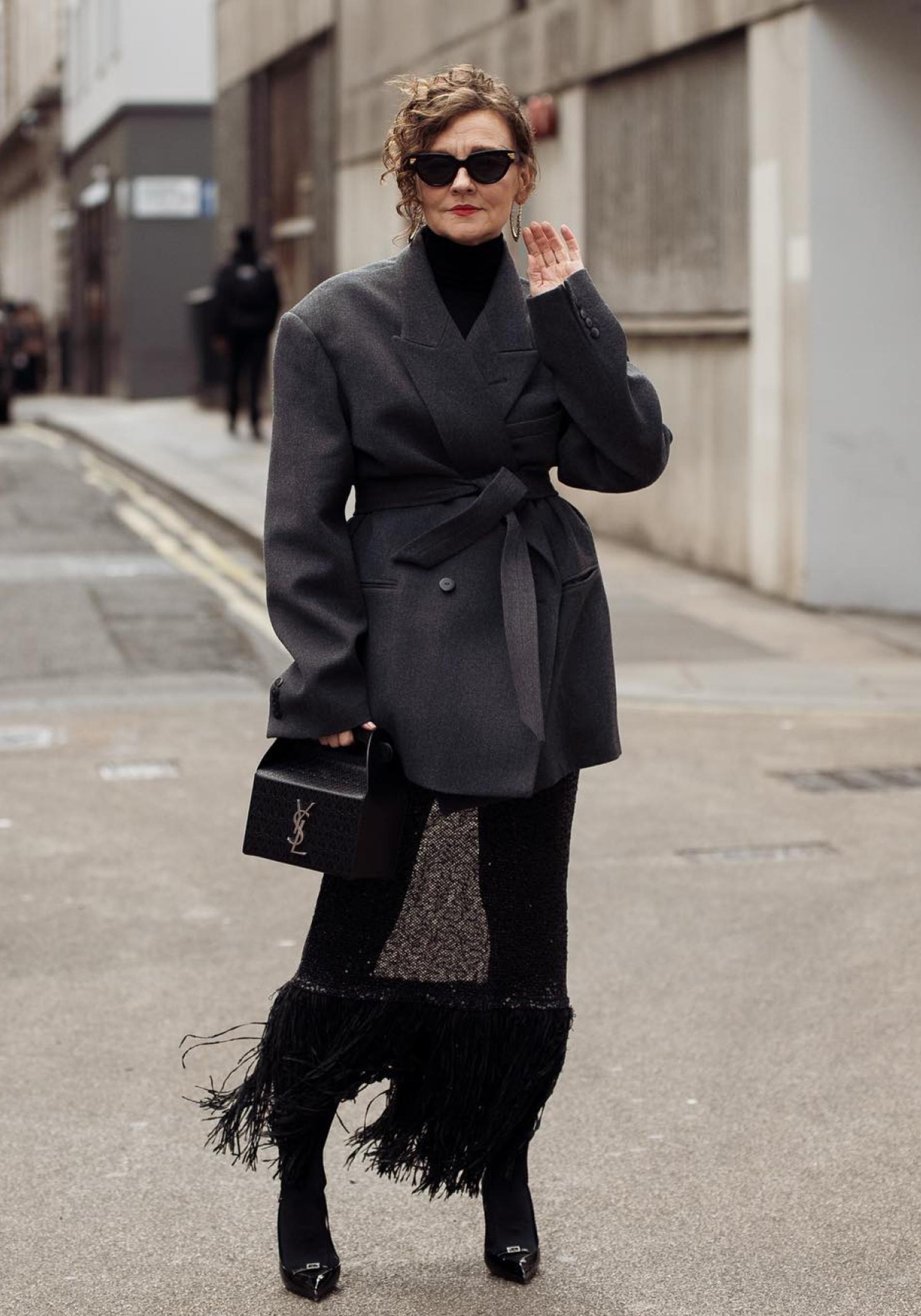 Influencer con look neutro otoñal