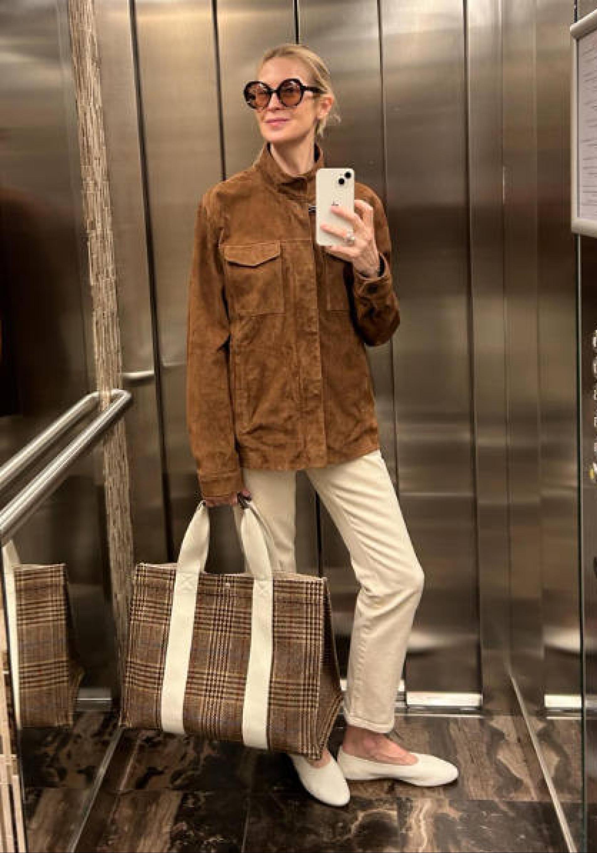 Kelly Rutherford con chaqueta de ante