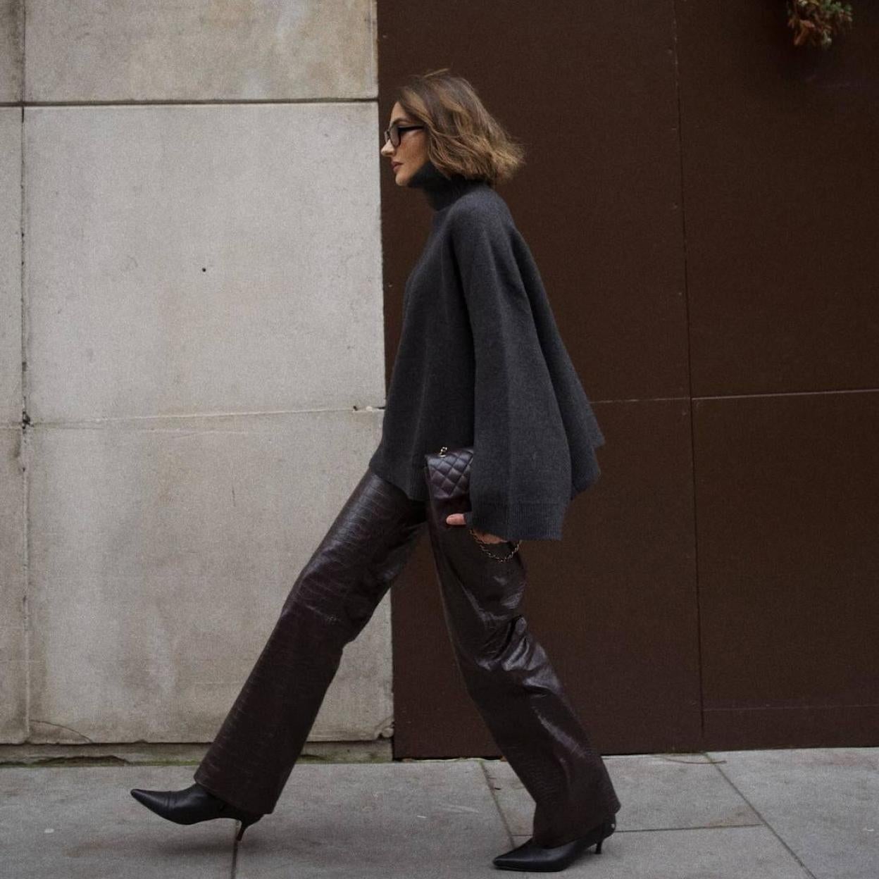 Influencer con pantalones efecto piel