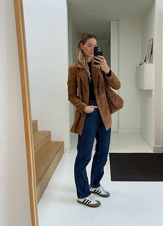 Imagen - Influencer con look de básicos para otoño con americana de ante tendencia/@ANOUKYVE
