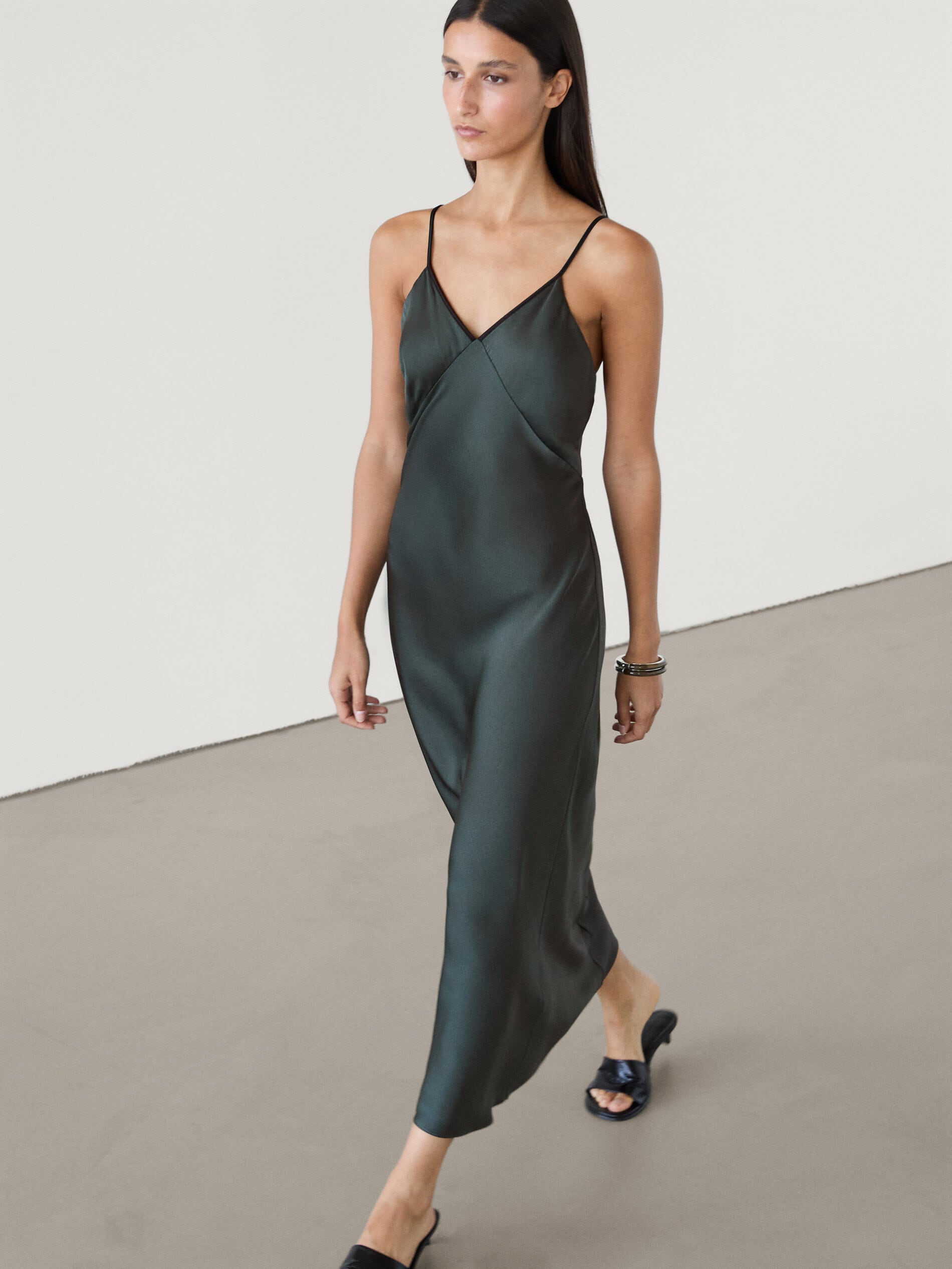 Imagen - Vestido lencero de Massimo Dutti (89,99 euros)