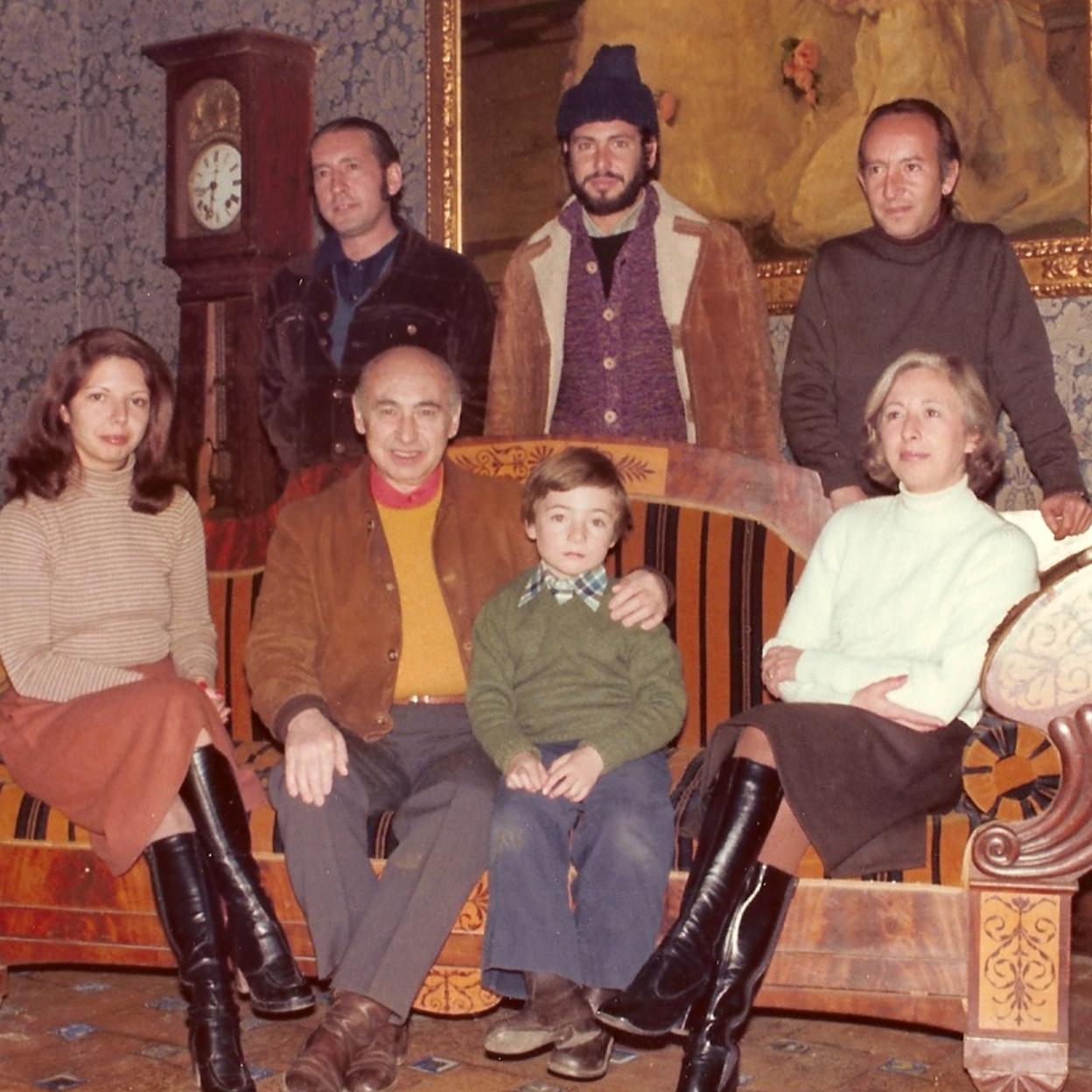 El recodado conde de Montarco, con sus hijos, en una imagen retrospectiva en el Palacio de Montarco. 