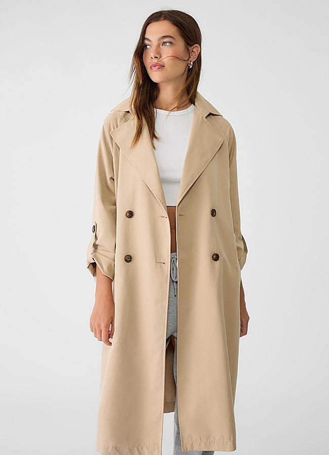 Imagen - Trench largo fluido de Stradivarius (39,99€)