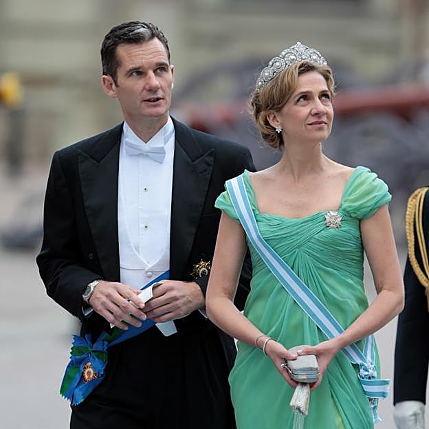 La infanta Cristina con un vestido de Lorenzo Caprile en la boda de Victoria de Suecia. 
