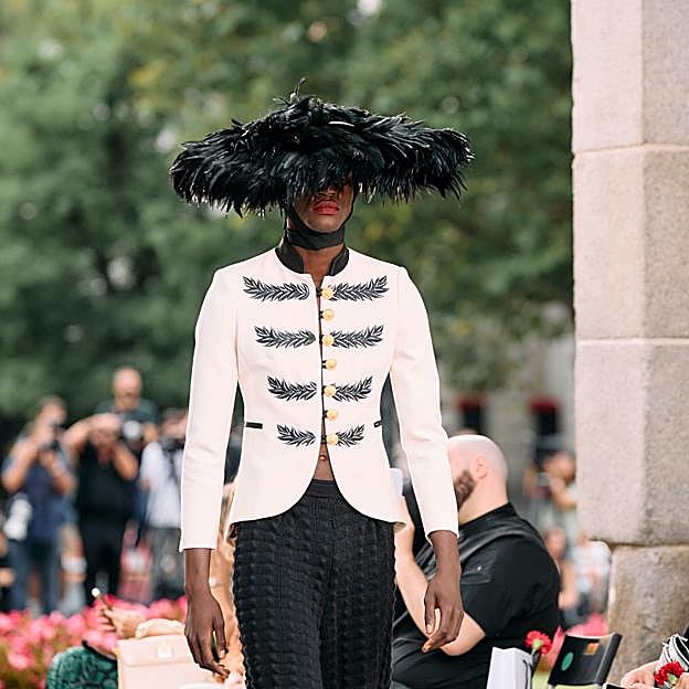 Imagen principal - Fotos del desfile en la Puerta de Alcalá de Madrid es Moda.