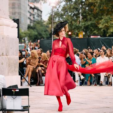 Imagen secundaria 1 - Fotos del desfile en la Puerta de Alcalá de Madrid es Moda.
