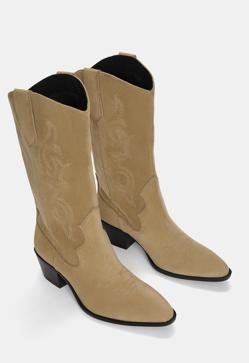 Imagen secundaria 2 - Vaquero campana de mujer Vincente de tiro medio de Zadig & Voltaire (295€ en El Corte Inglés)/ Chaqueta 100% piel flecos de Mango (199,99€)/ Botas cowboy pespuntes de Pull&Bear (39,99€)