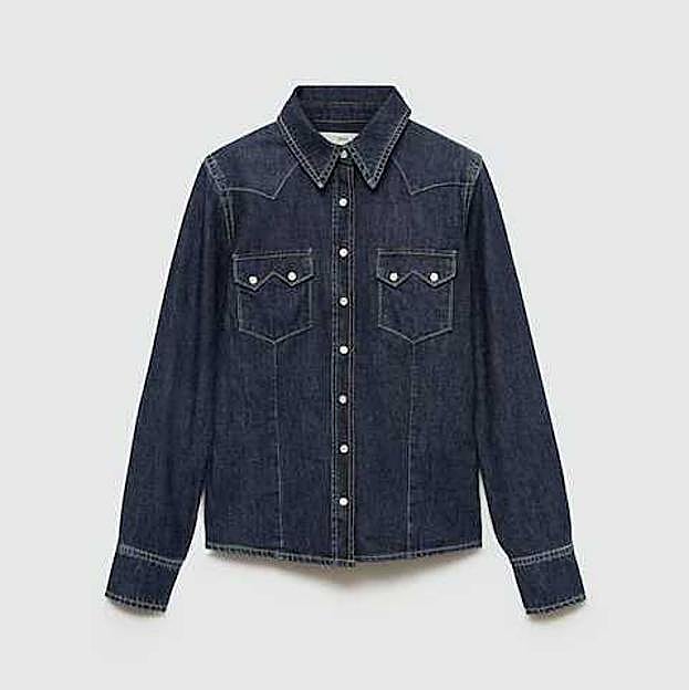 Imagen principal - Camisa vaquera bolsillos de Mango (29,99€)/ Vaquero de mujer Mid Rise Flare fit de Calvin Klein (139,90€ en El Corte Inglés)/ Merceditas planas de mujer de Latouche (69€ en El Corte Inglés)