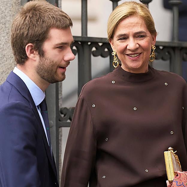 Cristina de Borbón, exultante junto a su hijo mayor, Juan Valentín, en la boda de Teresa Urquijo. 