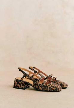 Imagen secundaria 2 - Vaquero acampanado de mujer cinco bolsillos de Simorra (98€ en El Corte Inglés)/ Blusa volante tapeta de Sfera (25,99€ en El Corte Inglés)/ Babies Paula en estampado de leopardo de Sézane (165€)