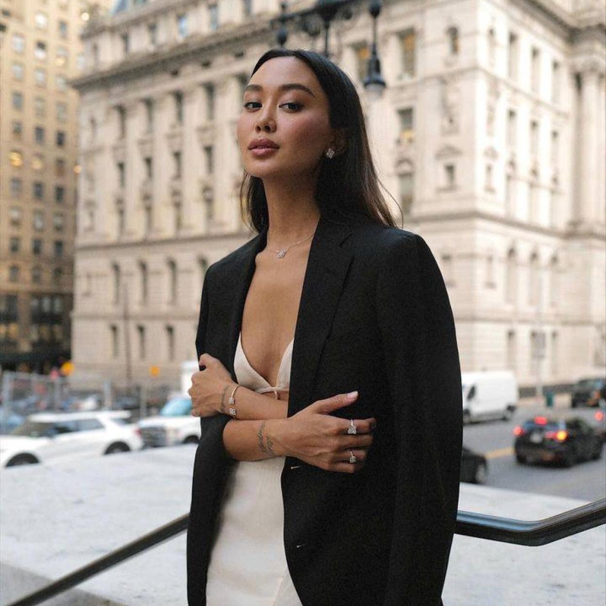 Influencer con look elegante