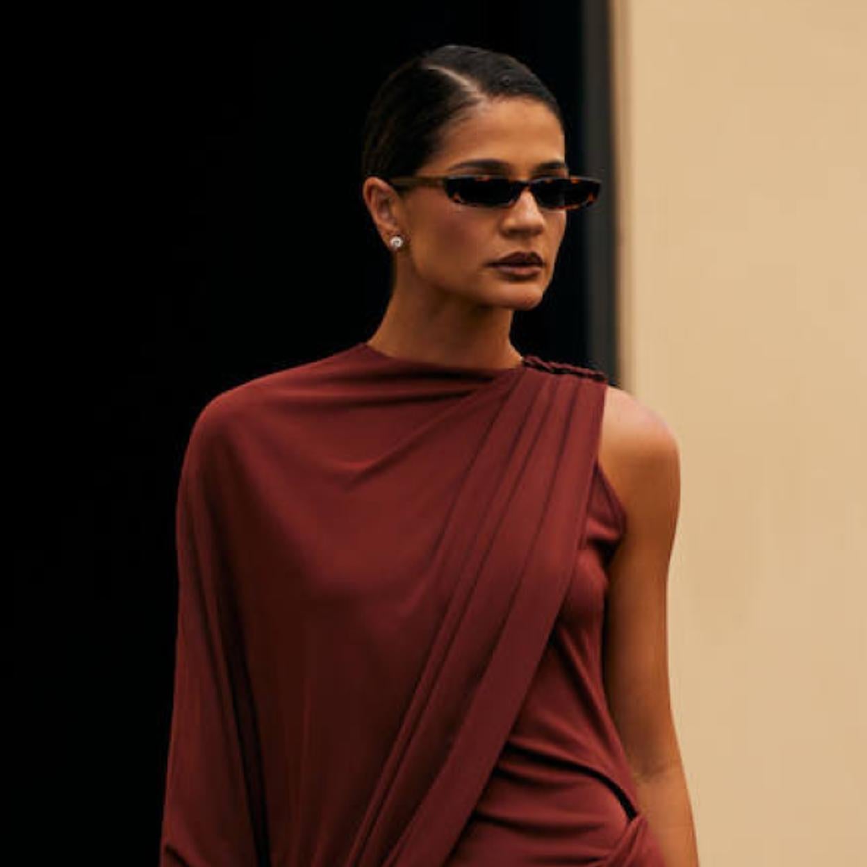 Influencer con look elegante tendencia para otoño 2024