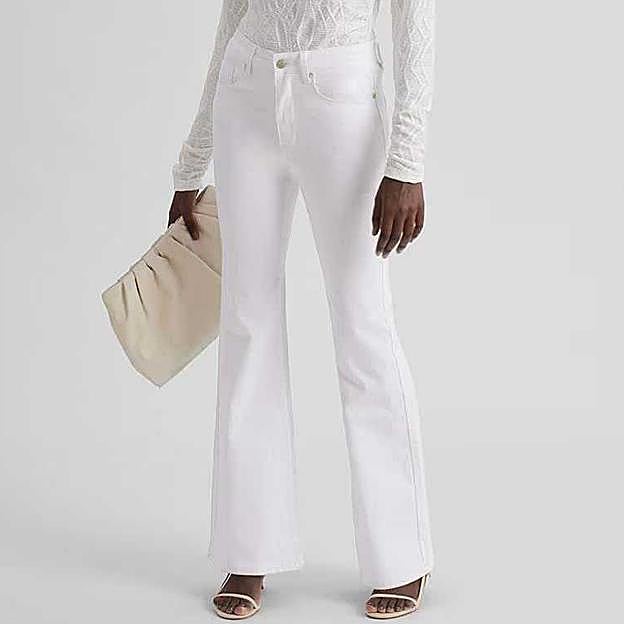 Imagen principal - Vaquero acampanado de mujer cinco bolsillos de Simorra (98€ en El Corte Inglés)/ Blusa volante tapeta de Sfera (25,99€ en El Corte Inglés)/ Babies Paula en estampado de leopardo de Sézane (165€)