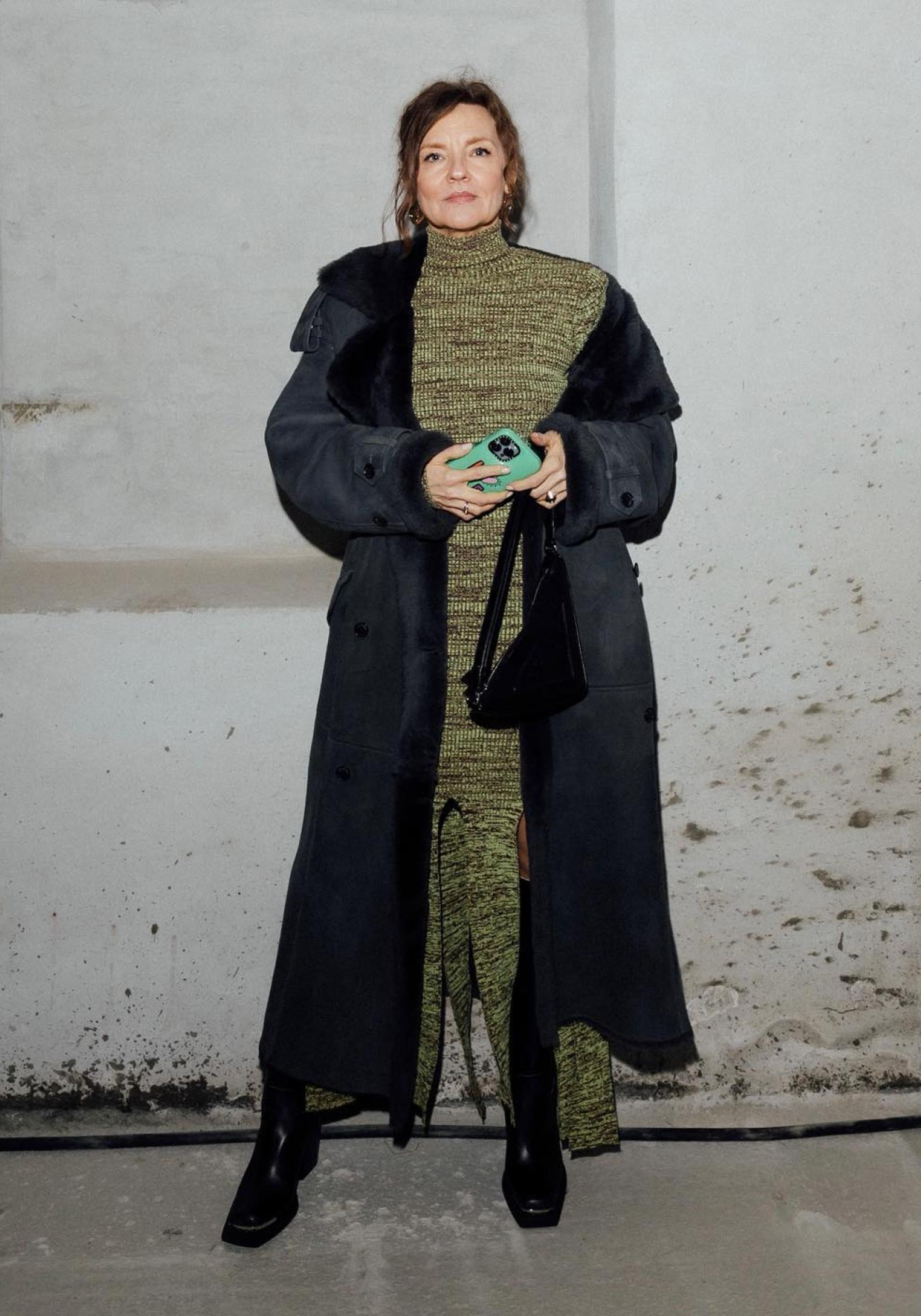 Influencer con vestido de punto