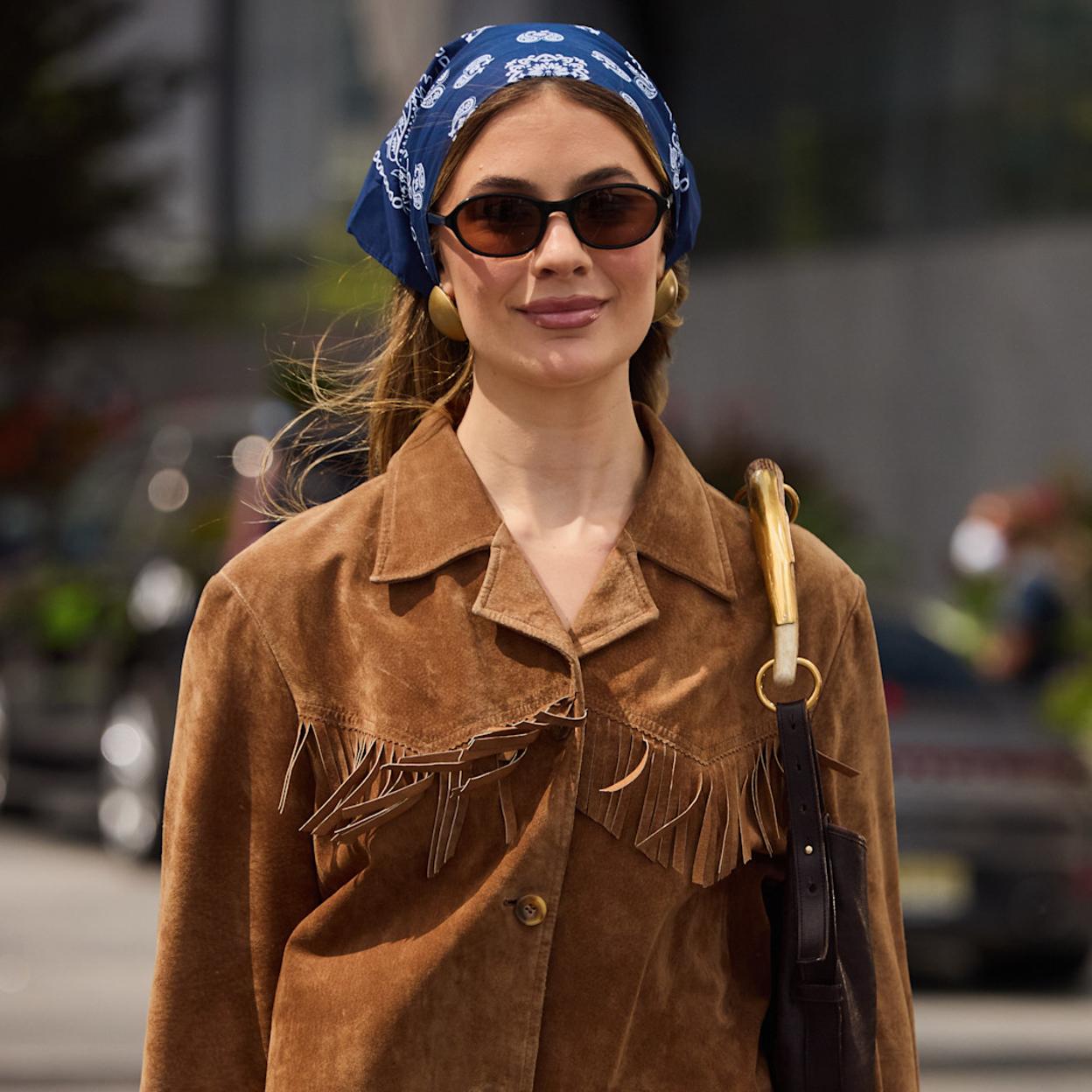 Mujer con accesorios tendencia