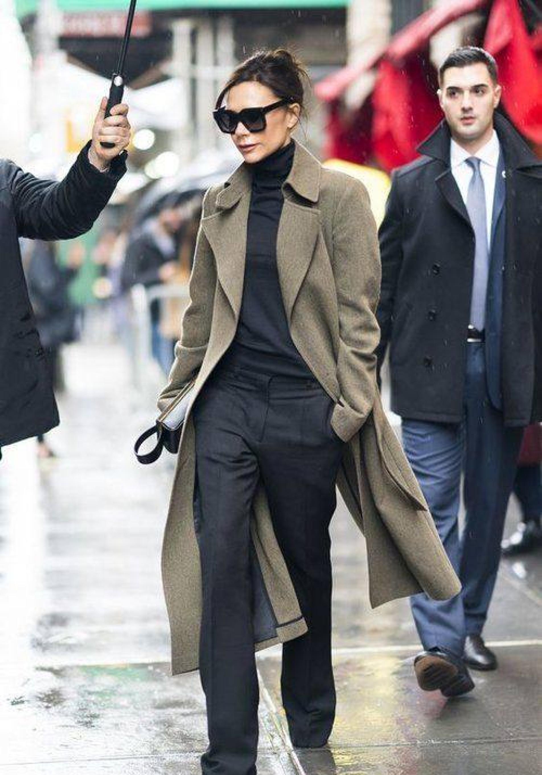 Victoria Beckham con look de básicos para otoño